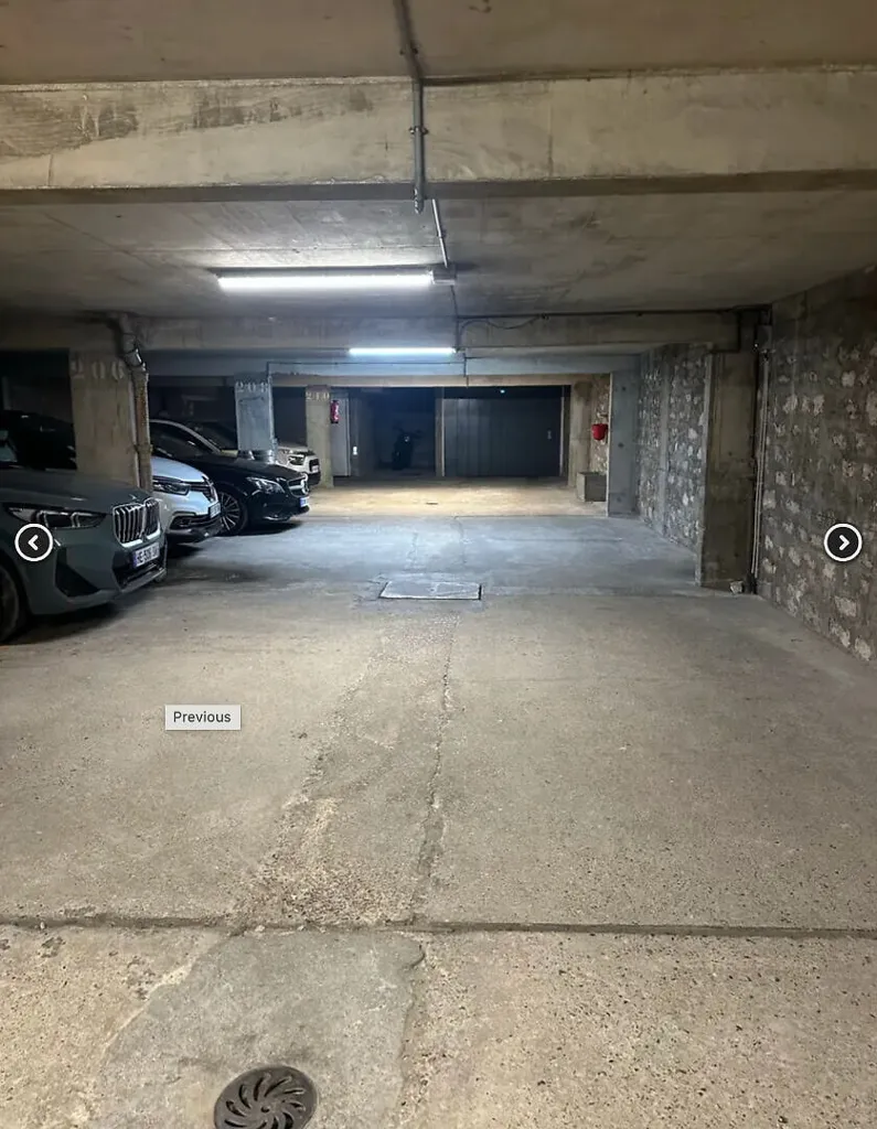 Garaaž - Parking Space near Metro Villiers, Paris