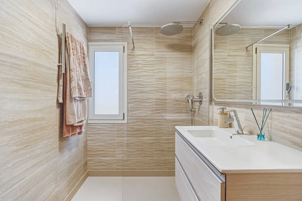 Salles de bain - Corner Semi-detached with Pool in Las Lagunas