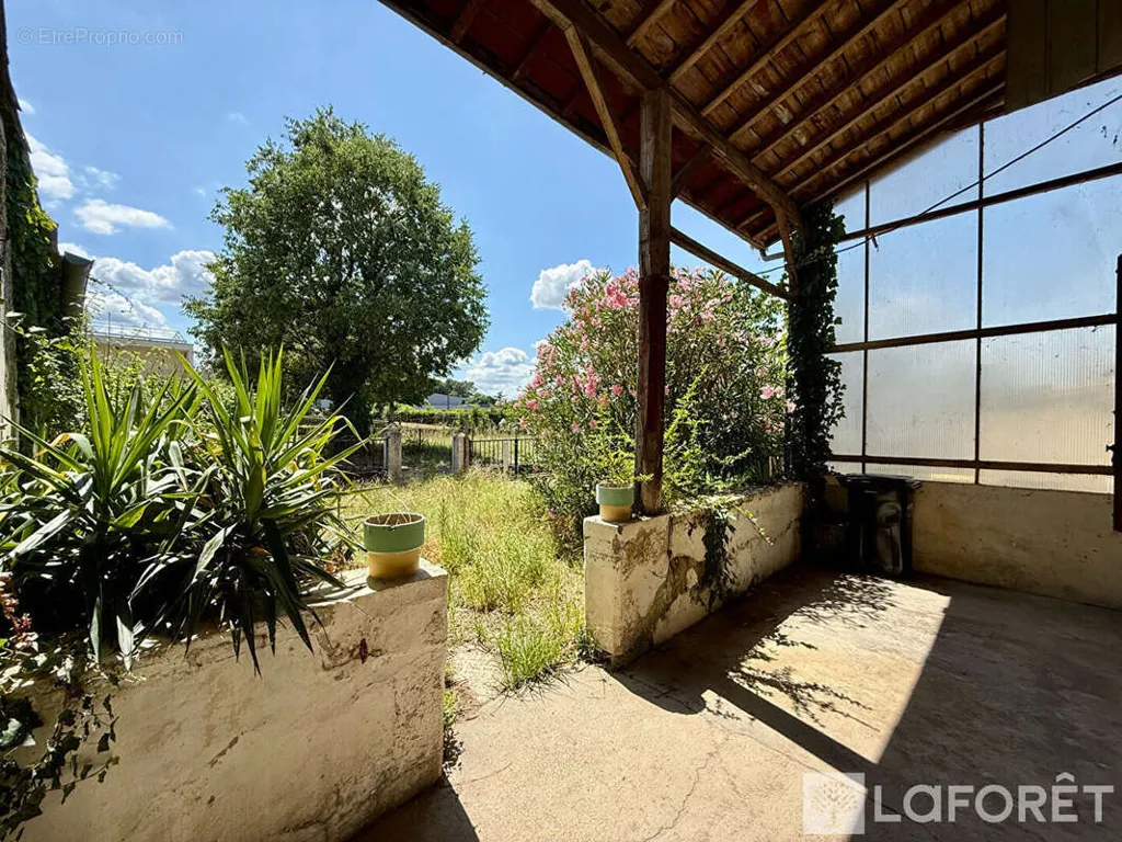 Terrasse - Maison Mitoyenne avec Jardinet en Centre-Ville de Langon