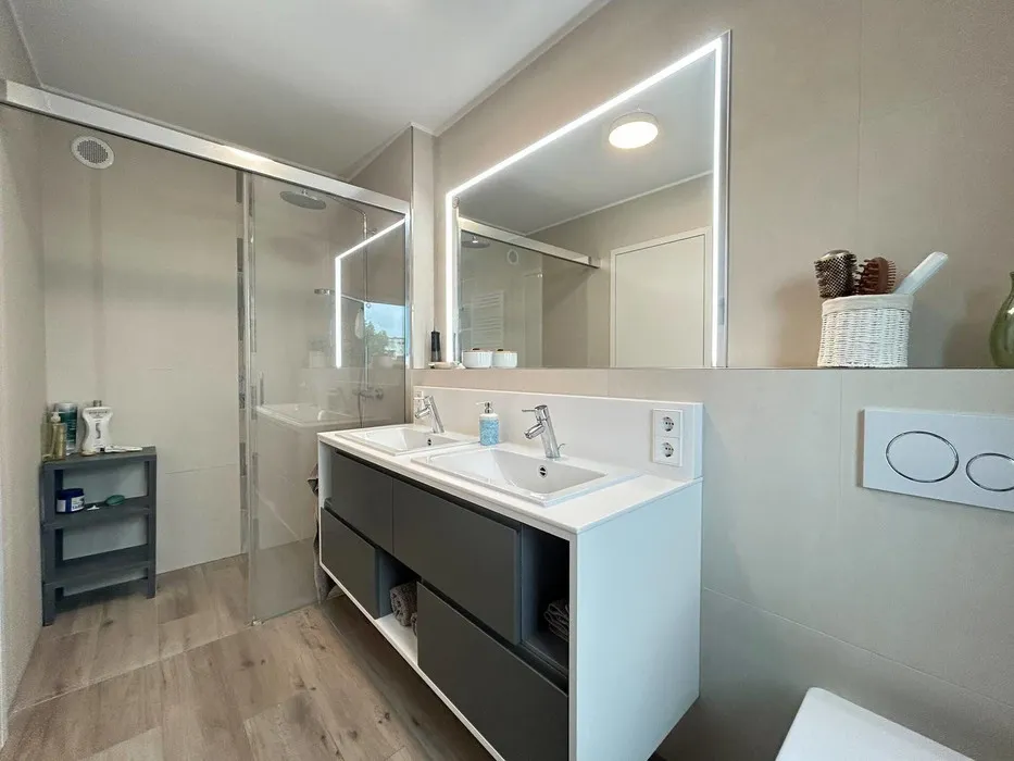 Salles de bain - Appartement Récemment Construit avec Balcon à Strassen