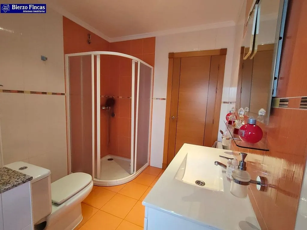 Salles de bain - Spacious Chalet with Garden in Fabero
