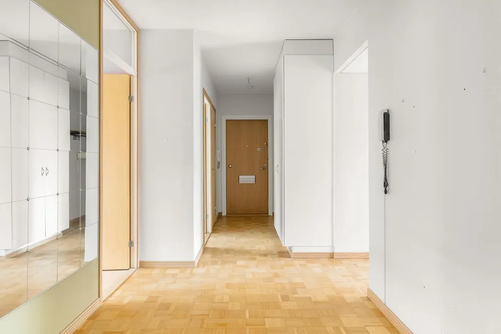 Entrée - 70s Style Apartment with Balcony in Turku Centre
