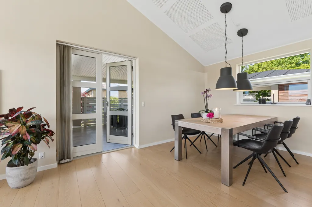 Söögituba - Renovated Villa with City View in Vejby
