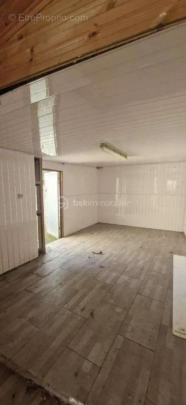 Garage - Maison SATEC à Rénover avec Deux Parcelles au Tampon