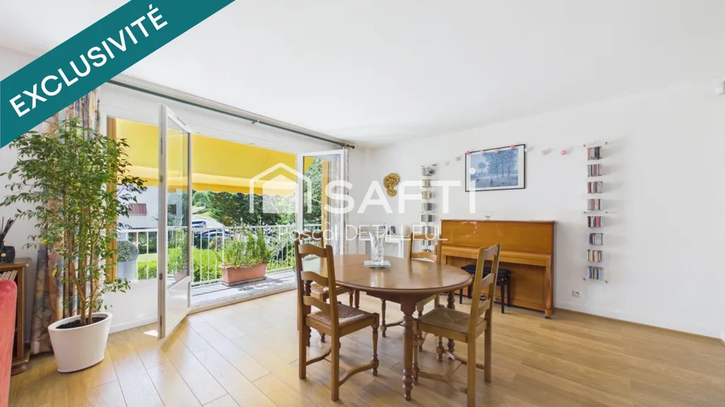 Söögituba - Spacious 7-Piece Apartment with Balcony in Garches