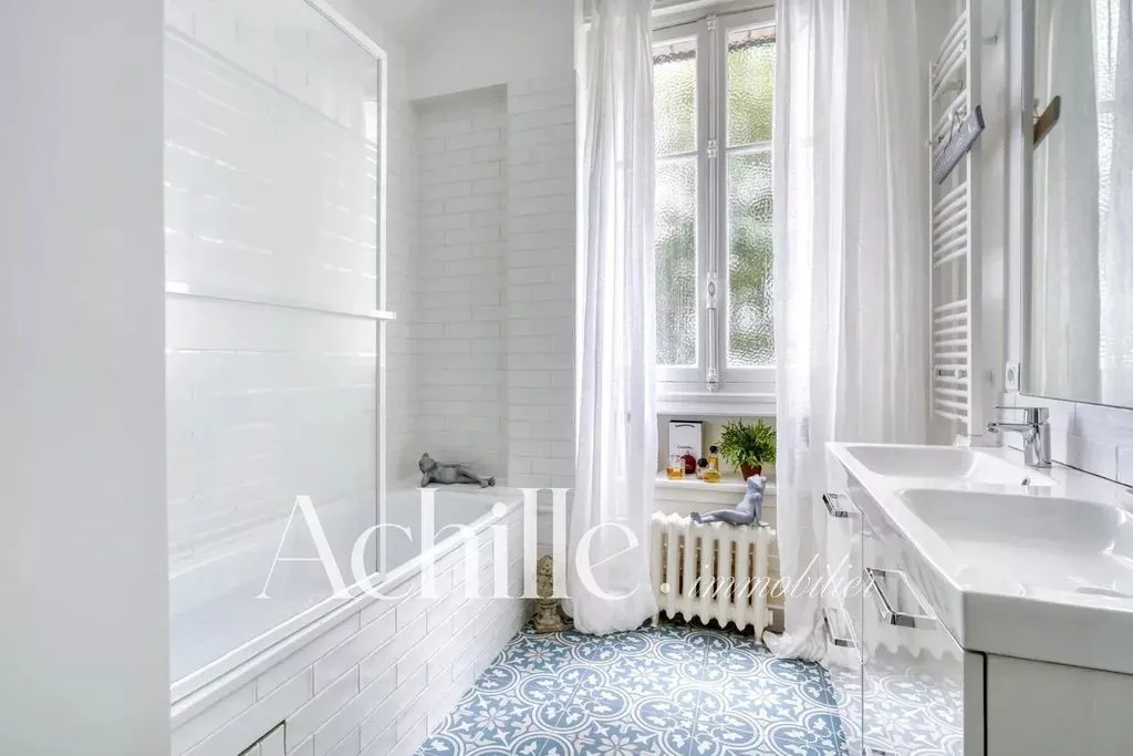 Salles de bain - Appartement de Luxe avec Cheminée à Auteuil, Paris