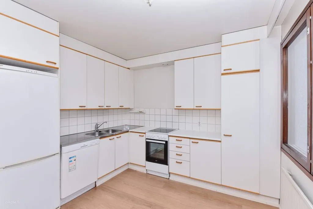 Köök - Top-Floor Flat with Balcony in Mikkola
