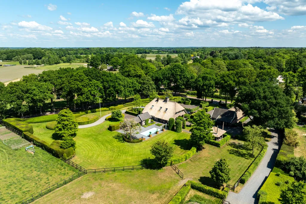 Vista aerea - Rietgedekt Landhuis with Pool in Hierden