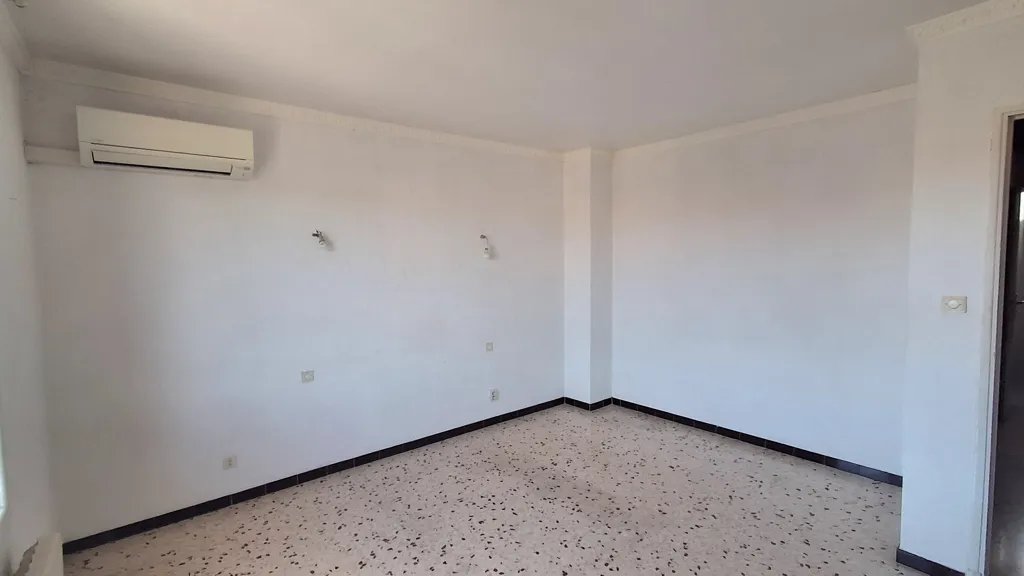 Toad - Semi-Detached House with Garage in Castor Isabella