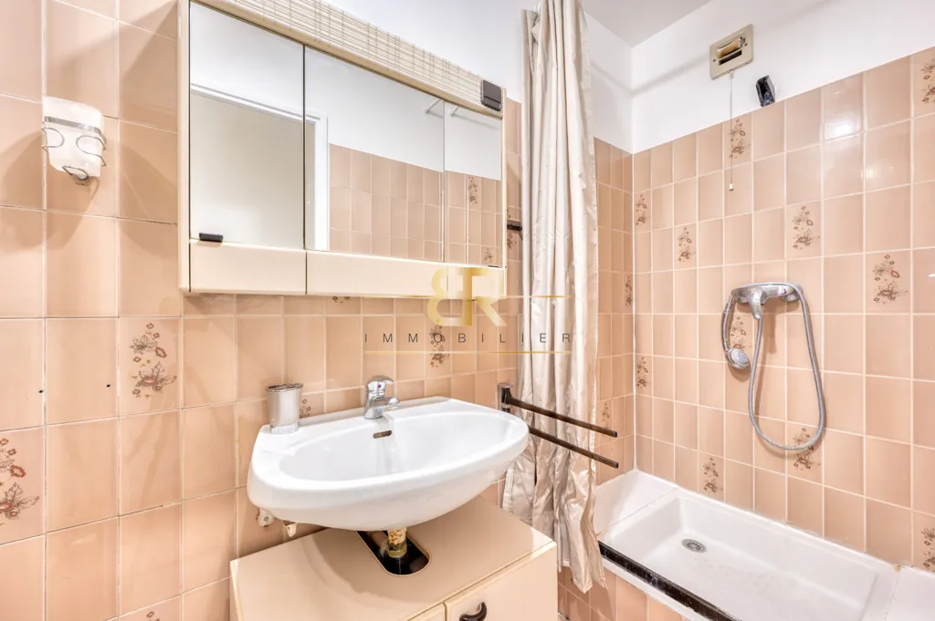 Salles de bain - Appartement Traversant avec Terrasse à Gentilly