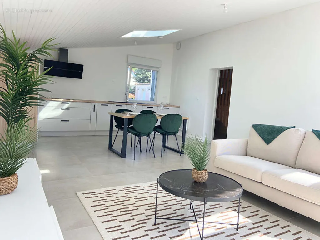 Séjour - Duplex Rénové avec Terrasse Sud à Saint-Marc-sur-Mer