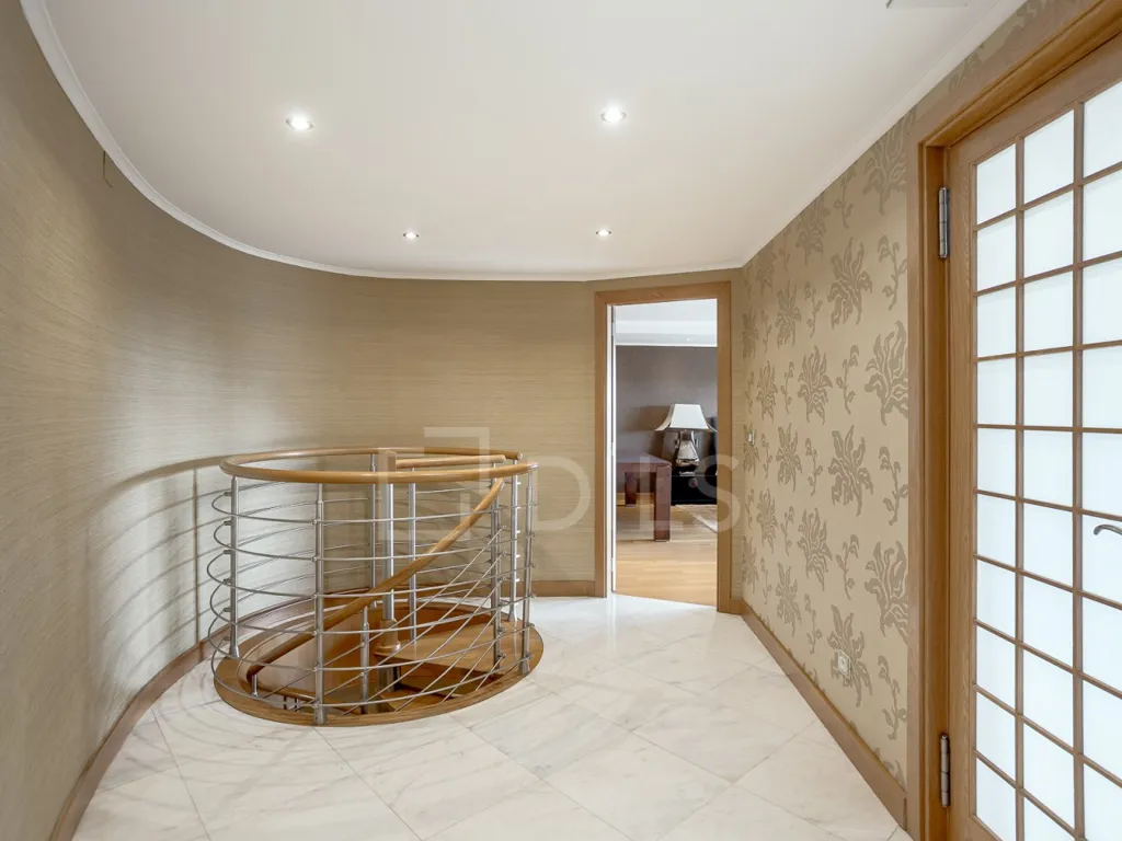 Esik - Duplex Apartment with River View in Algés