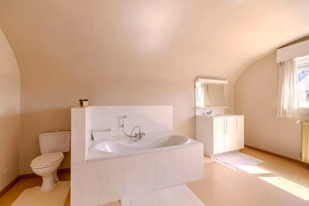 Salles de bain - Maison avec Grand Magasin à Wiekevorst