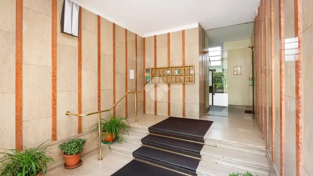 Esik - Renovated Apartment with Balcony in Torino