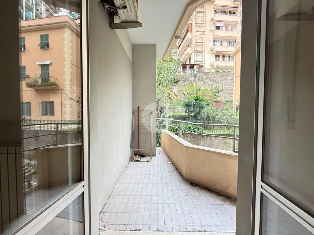 Rõdu - Spacious Flat with Balcony in Genoa