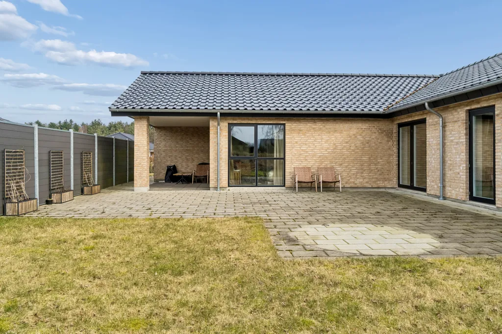 Aed - Contemporary Villa with Terrace in Brande