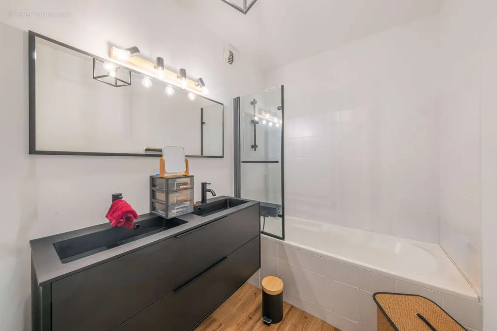 Salles de bain - Appartement T5 avec Balcon-terrasse à la Toison d'Or