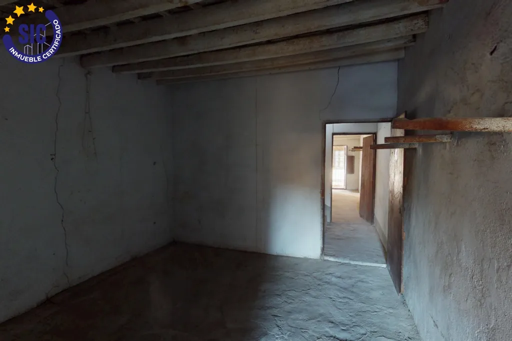 Pièces - Three-Storey House for Restoration in Castellón Centre