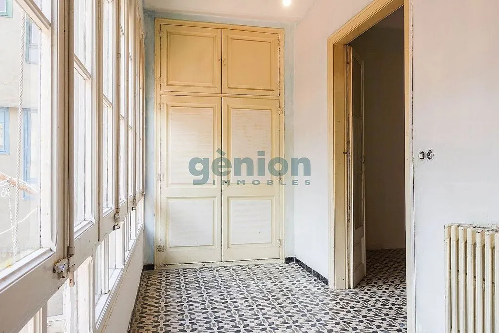 Esik - Historic Flat with Balcony in Girona Centre
