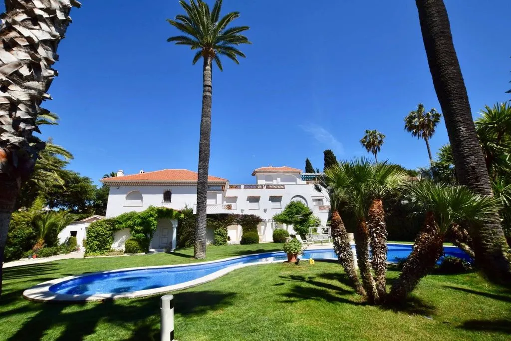 Aed - Luxury Villa with Pool in Antibes
