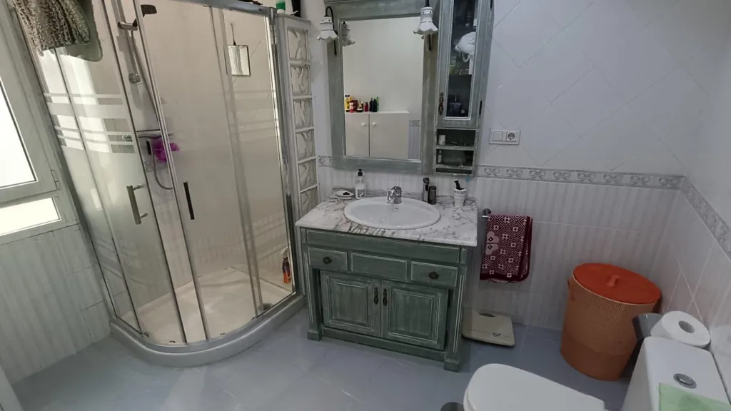 Bathrooms - Reformated Flat with High Ceilings in Zamora