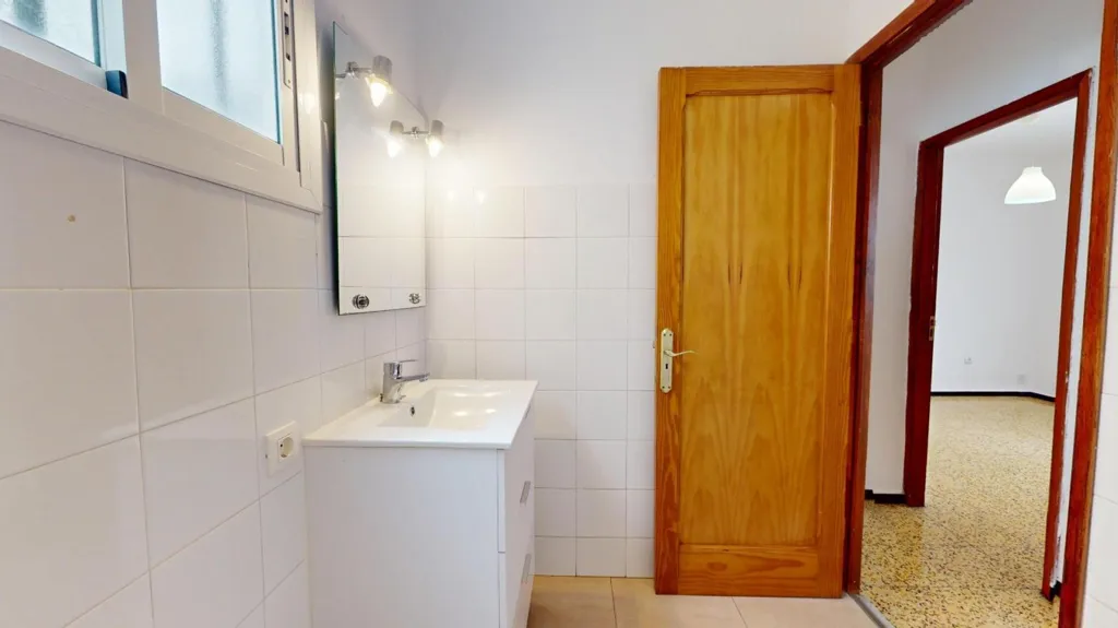 Badezimmer - 3-Bedroom Flat with Rooftop Utility in La Paterna