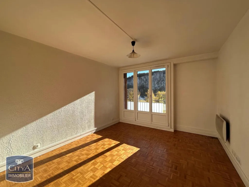 Stanze - Bright 2-Bed Flat with Balcony in Fontaine