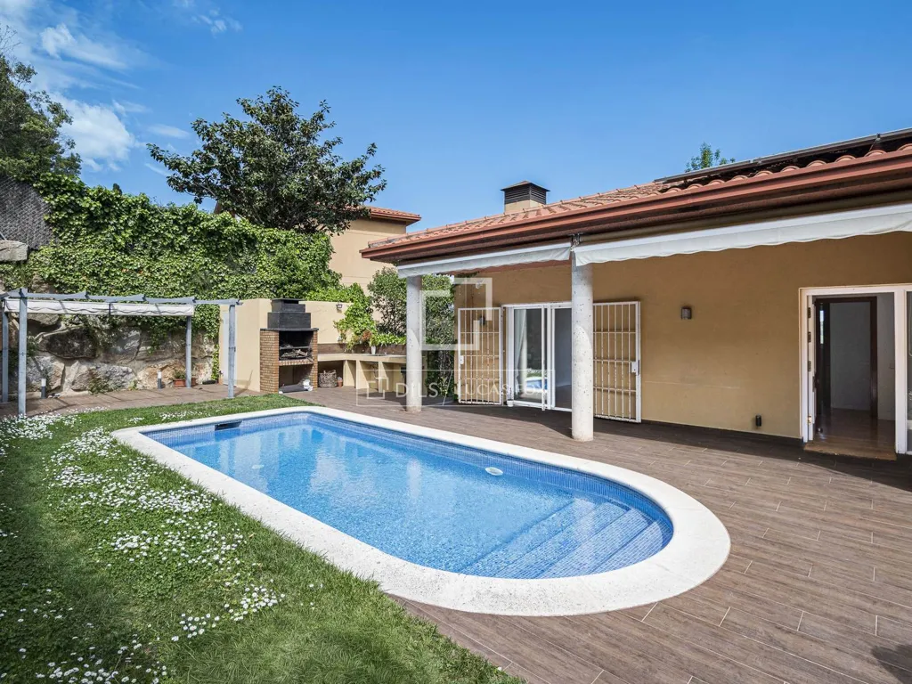 Piscine - Luxury Villa with Pool in Sant Cugat