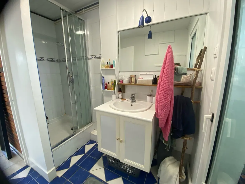 Student-Friendly Flat with Balcony in Montrapon