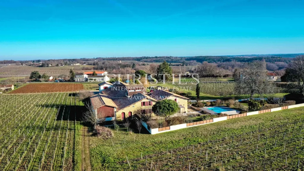 Vue aérienne - Domaine Viticole Historique avec Château à Entre-Deux-Mers