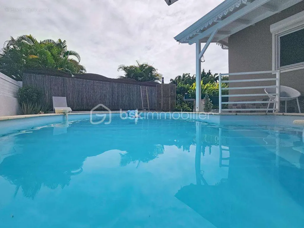 Piscine - Villa avec Piscine et Garage dans Secteur Recherché