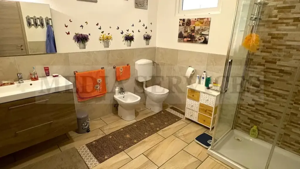 Salles de bain - Independent House with Dual Use in Mede