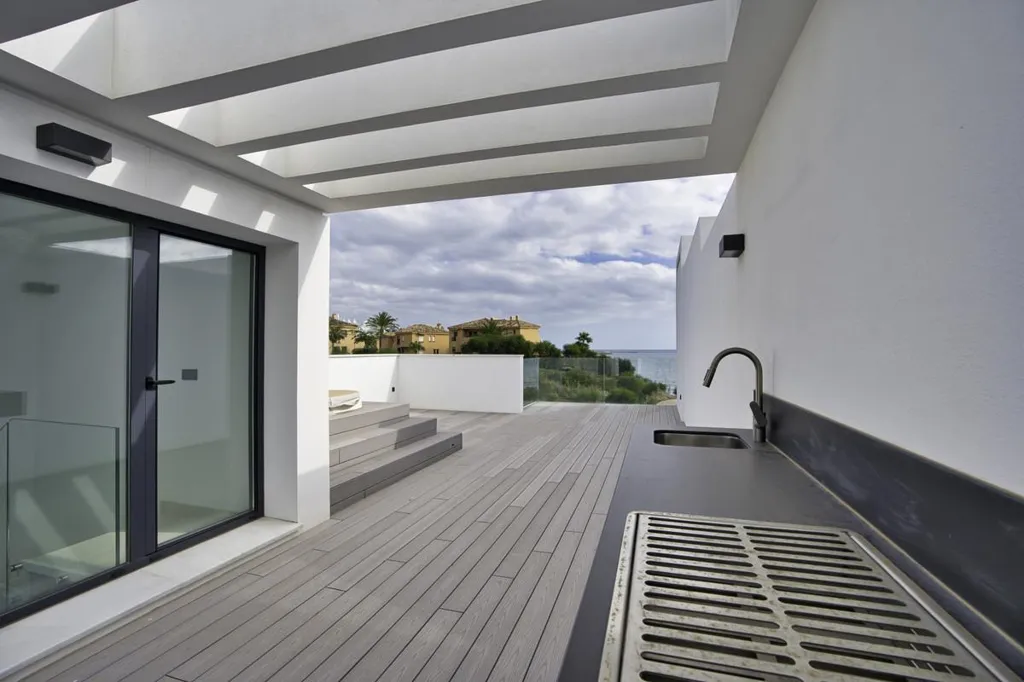 Terrazza - Contemporary Beachfront House in Estepona