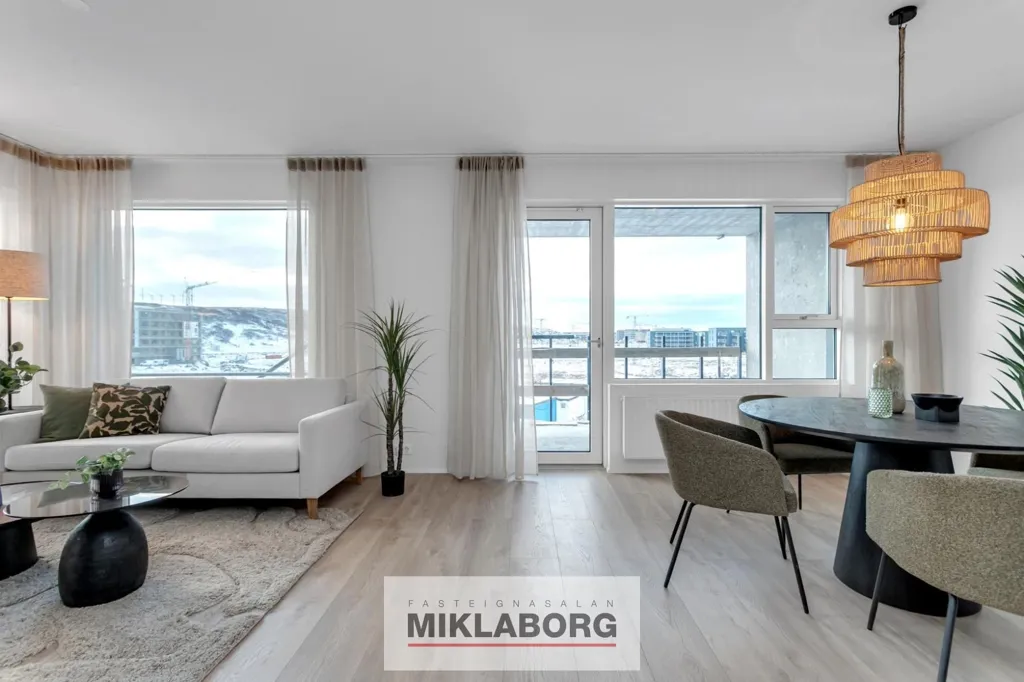 Sala da pranzo - Modern Apartment with Balcony in Hafnarfjörður