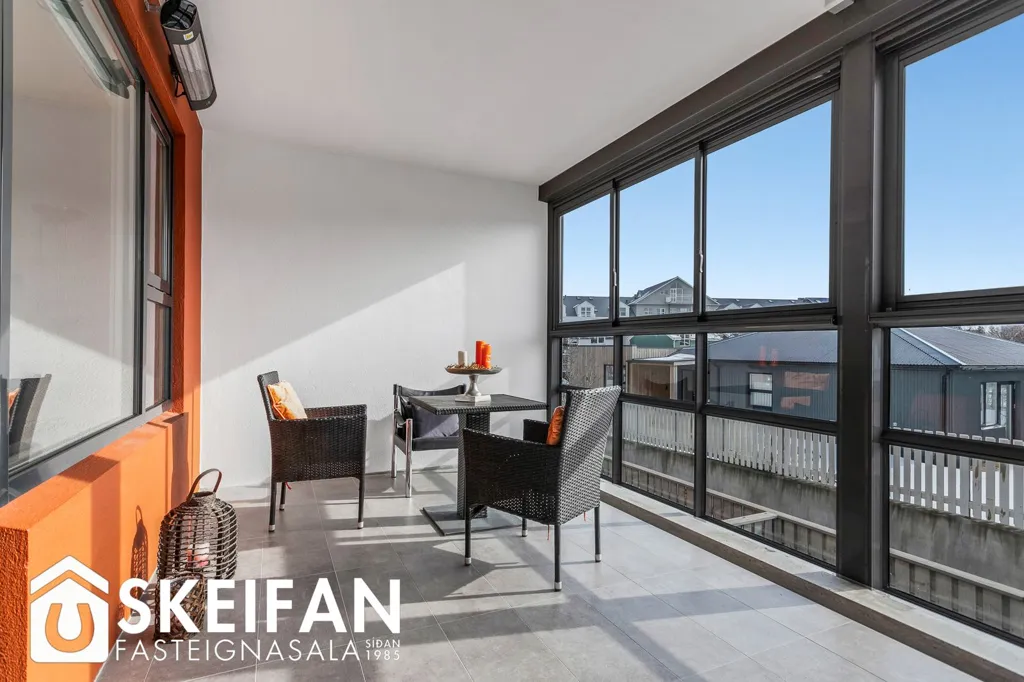 Balcon - Bright 3-Bed Apartment with Balcony in Reykjavik
