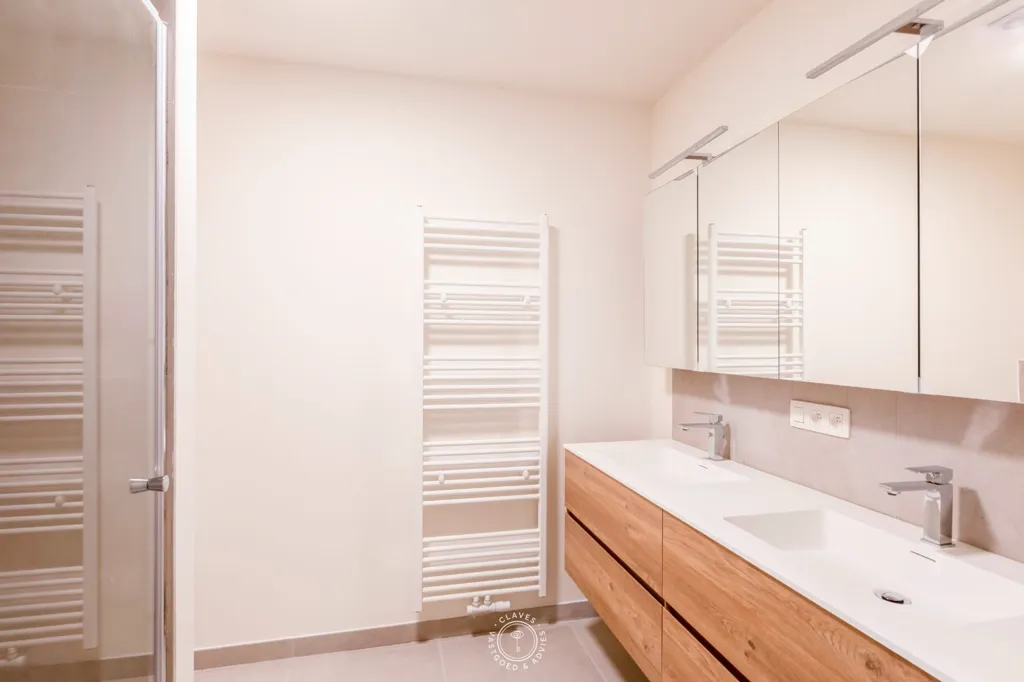 Salles de bain - Appartement au Rez-de-Chaussée avec Terrasse dans le Centre-Ville