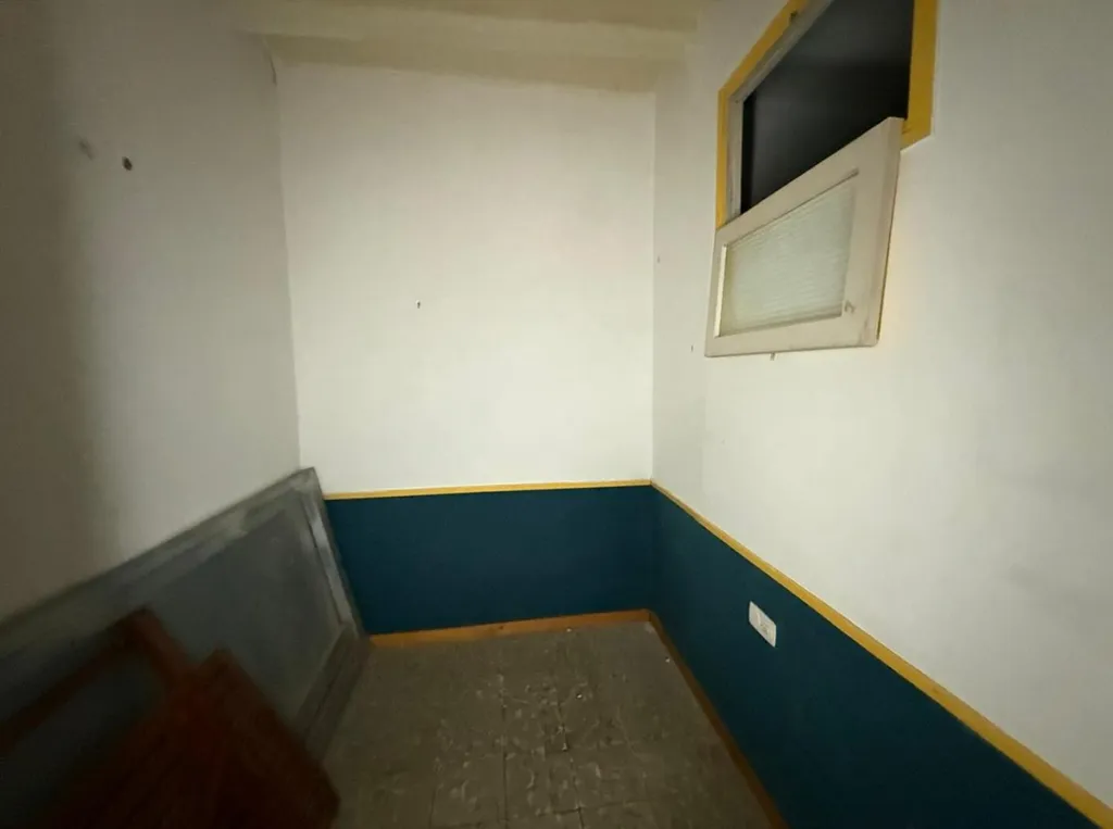 Rooms - Apartment for Renovation in Manresa