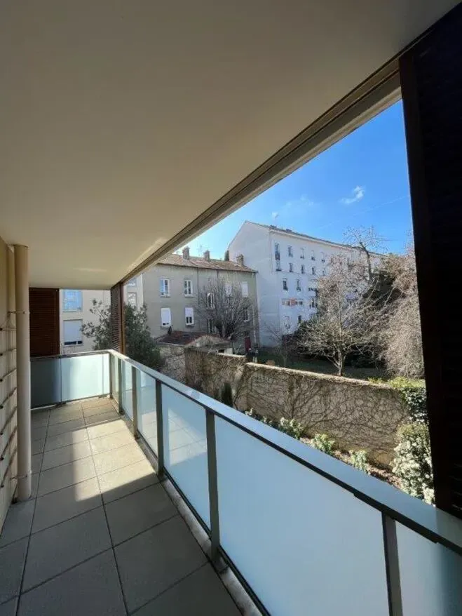 Balcon - Appartement Meublé avec Balcon et Garages à Proximité de Grand Clément