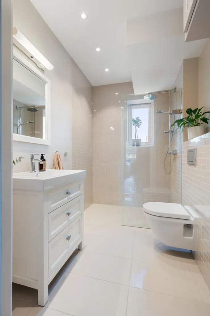 Vannitoad - 3-Bed Apartment with South-Facing Balcony in Lille Ekeberg