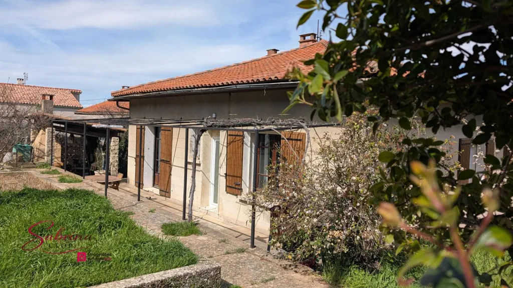 Extérieur - Maison Rénovée avec Terrasse à Apt