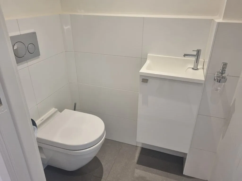 Bathrooms - Split-Level Maisonette with Canal View in Jordaan