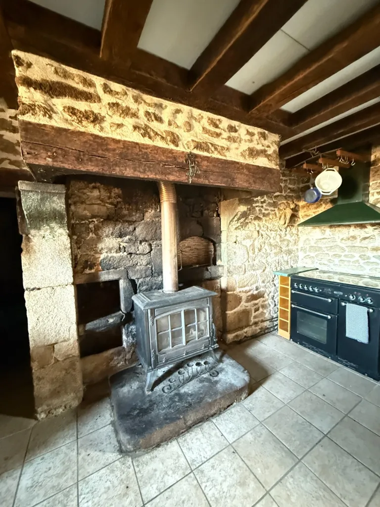 Cuisine - Maison en Pierre avec Cour Intérieure à Bussière-Dunoise