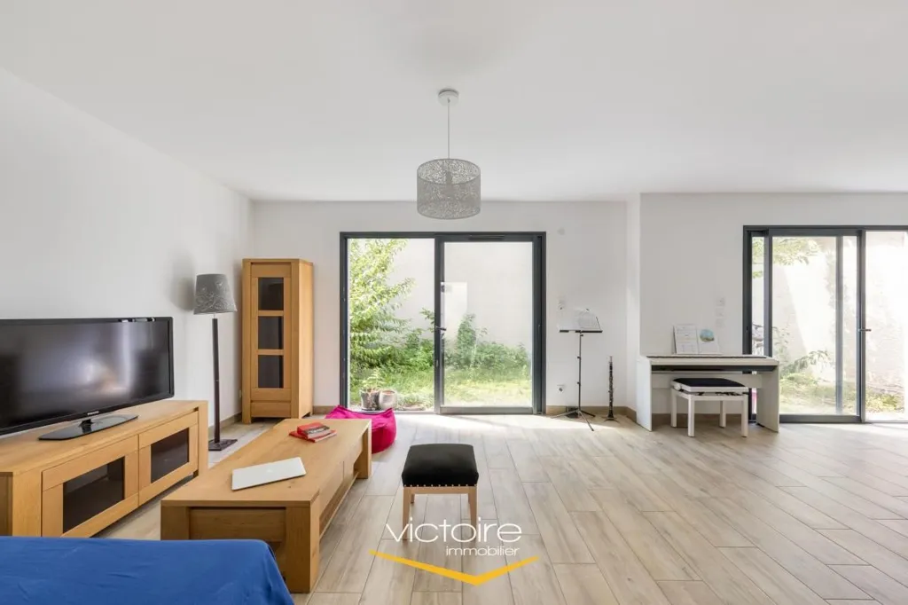 Elutuba - Newly Built House with Two Gardens in Montchat