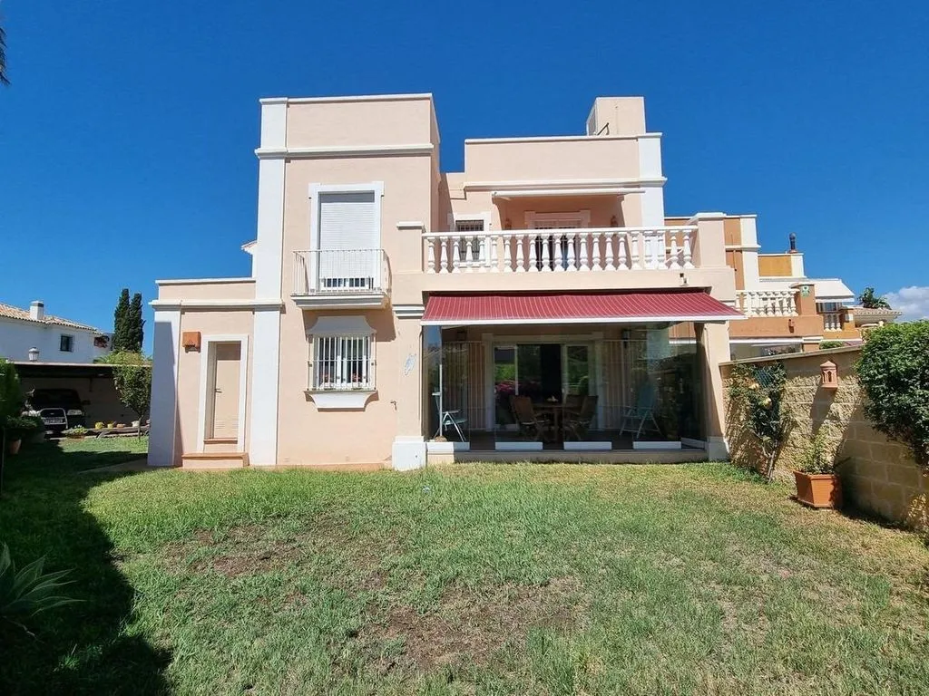 Aed - Corner Luxury House with Pool Potential in San Pedro