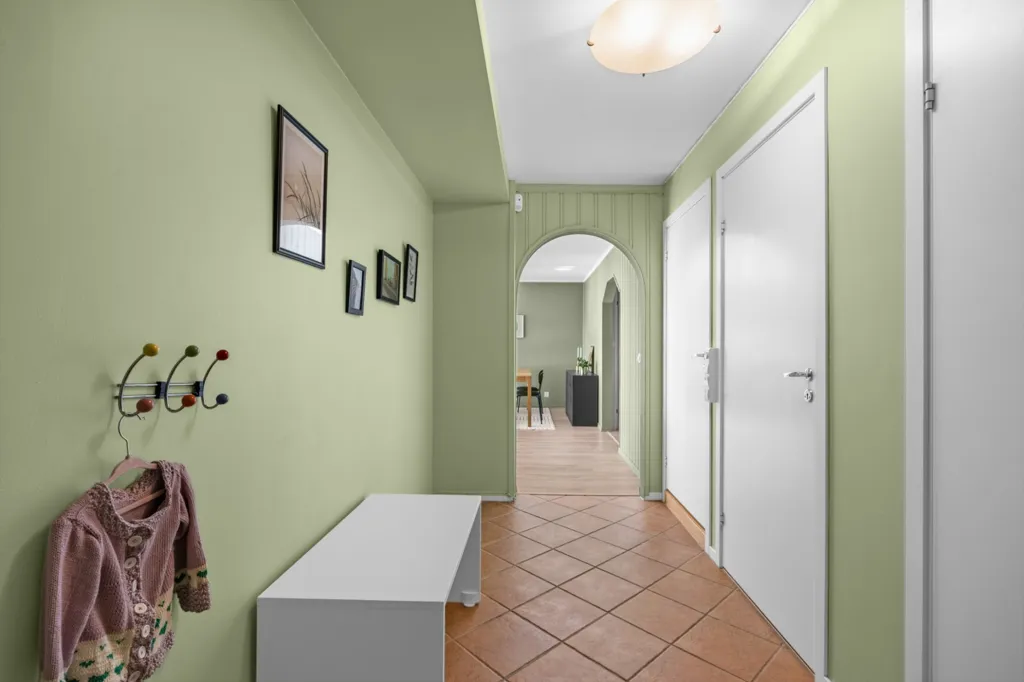 Ingresso - Spacious 3-Bedroom Flat with Balconies in Furuset