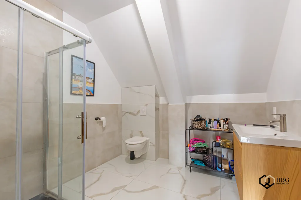 Bathrooms - Renovated 3-Bed Flat with Terrace in Hatten
