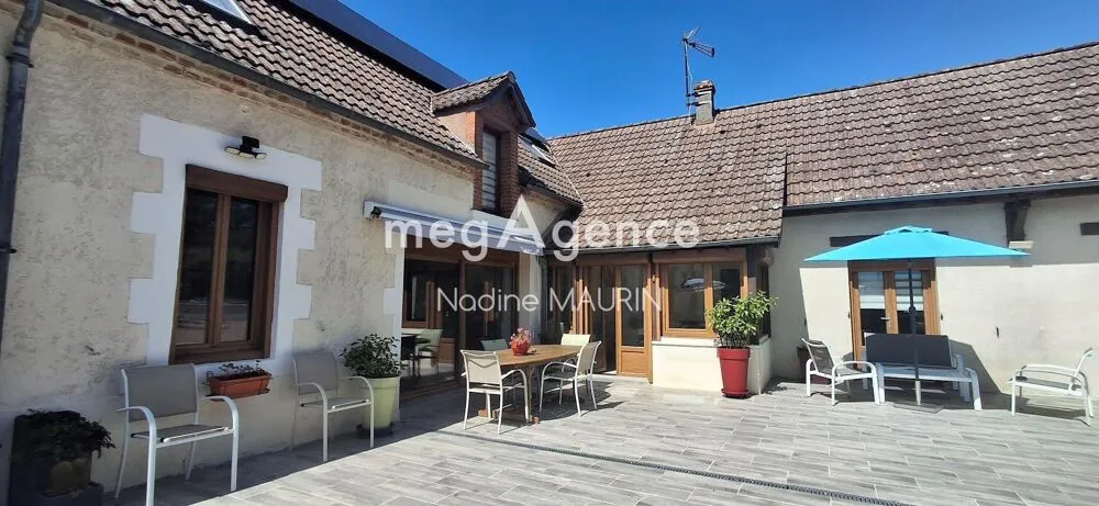House with Pool in Genouilly
