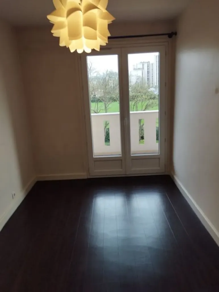 Toad - 3-Bedroom Flat with Balcony in Pantin