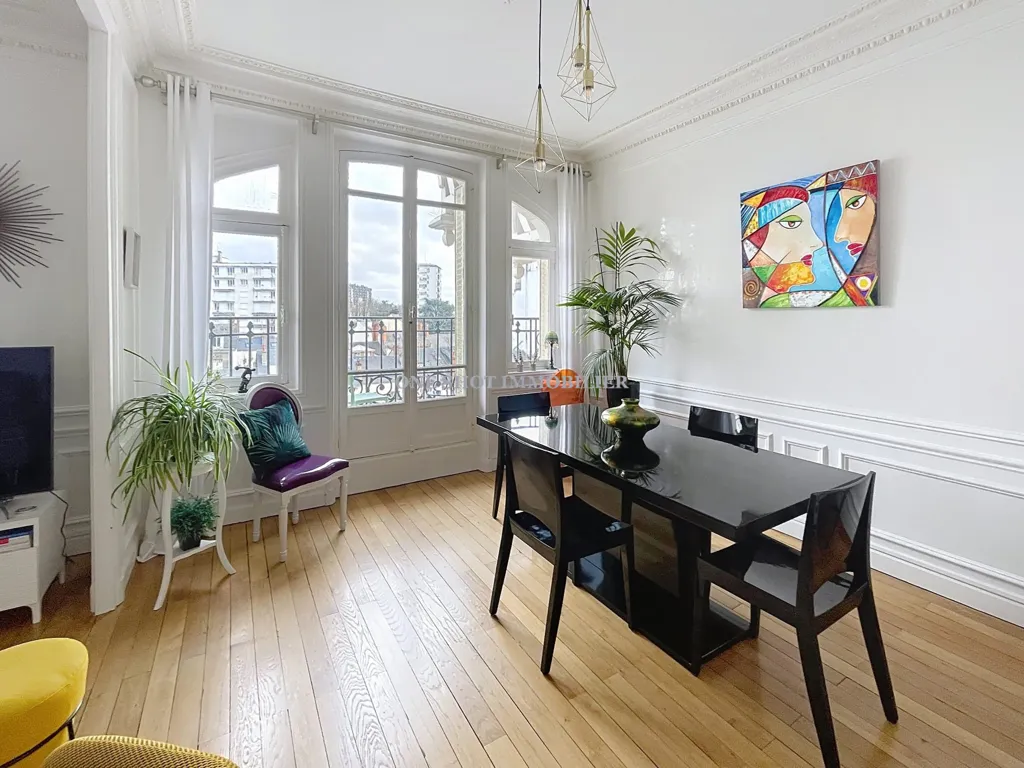 Living Room - Top-Floor Flat with City View in Orléans