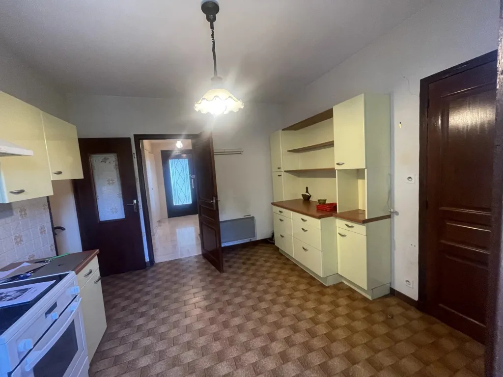 Cuisine - Maison avec terrasse et dépendances à Salindres